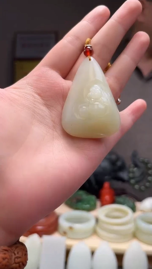 颈饰未镶嵌和田玉吊坠