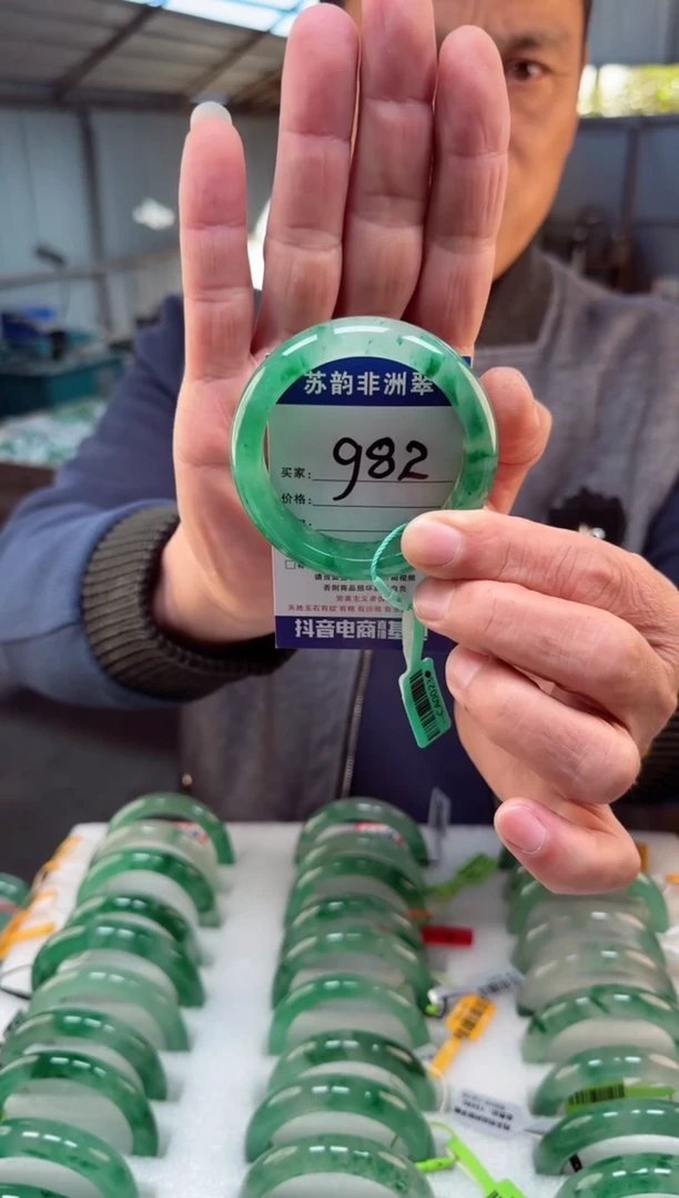 未镶嵌手镯石英质玉（非洲翠）54+