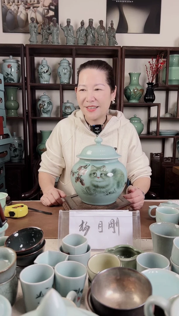 釉中彩 猫画 盖罐L