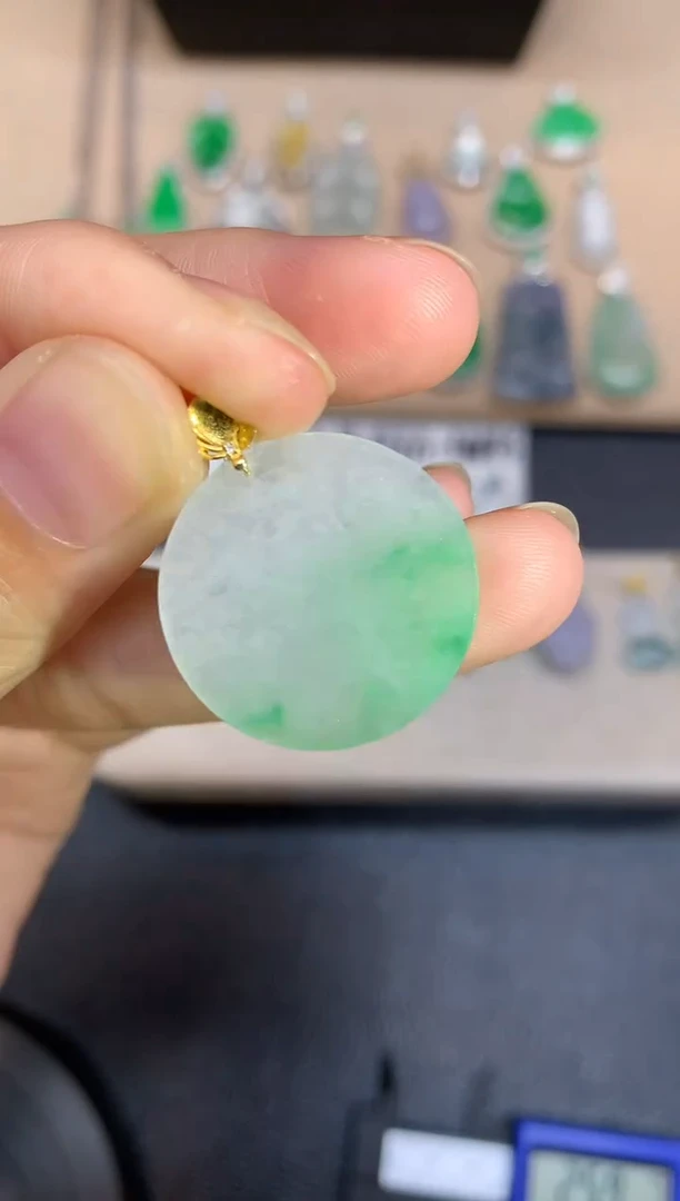 颈饰18K金镶嵌翡翠圆牌【无服务费