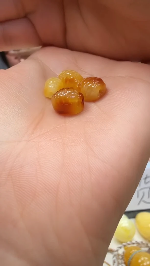 裸石琥珀未镶嵌随机一件