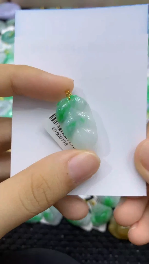 颈饰18K金镶嵌翡翠天然缅甸翡翠A货