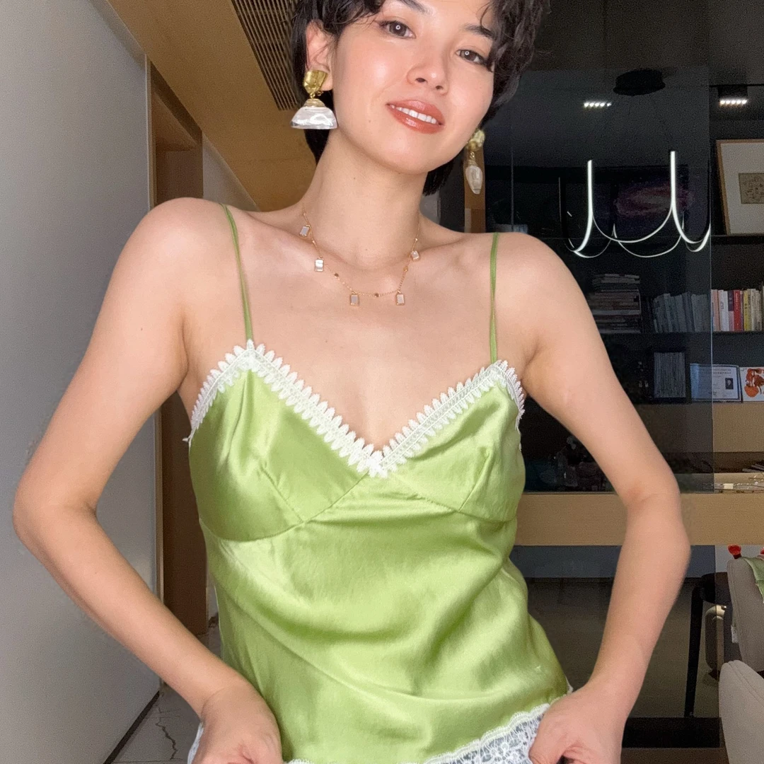 Daily romance25夏法式珍珠粉/香草绿蕾丝拼接v领桑蚕丝吊带上衣