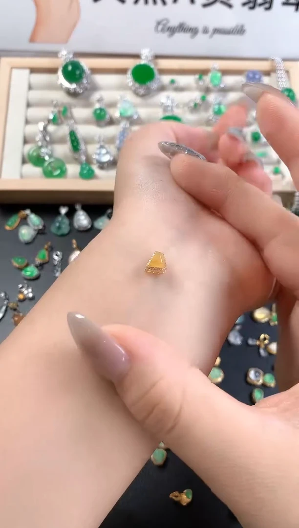 颈饰18K金镶嵌翡翠黄随形