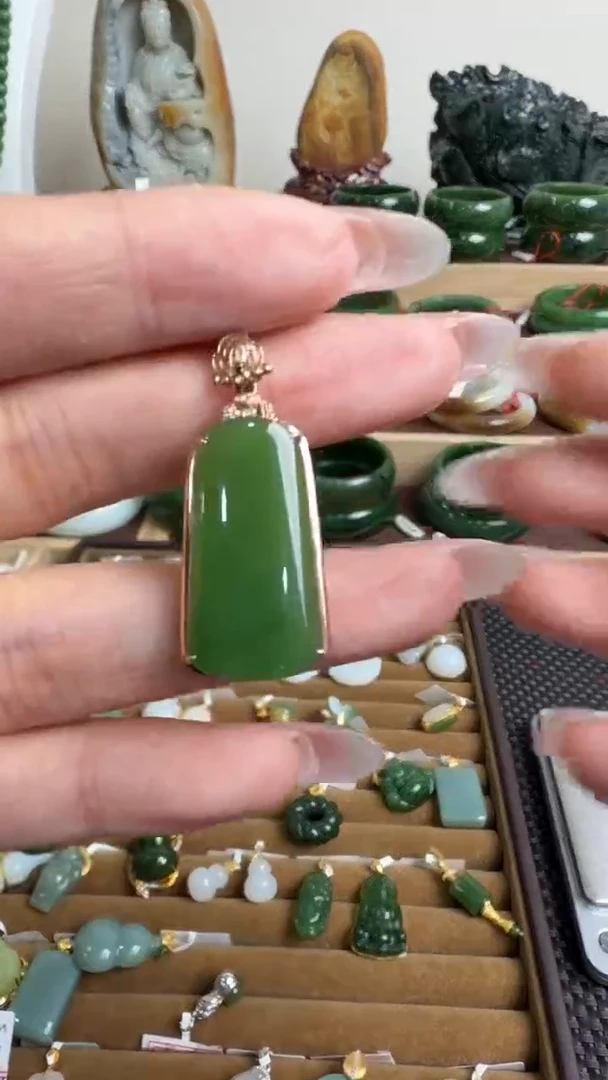 颈饰18K金镶嵌和田玉挂件