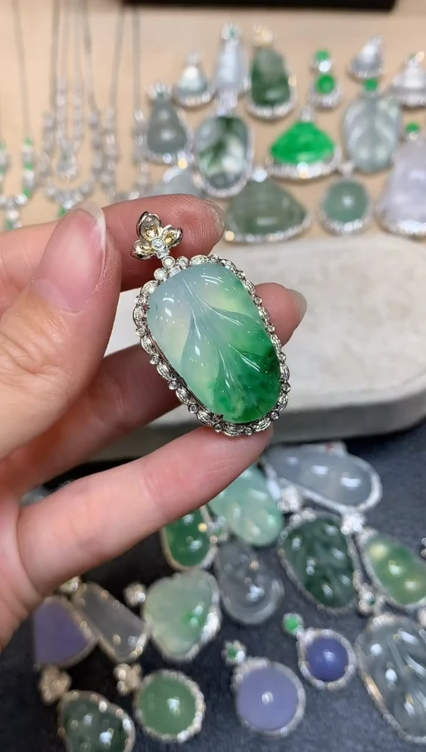 颈饰18K金镶嵌翡翠树叶【无服务费