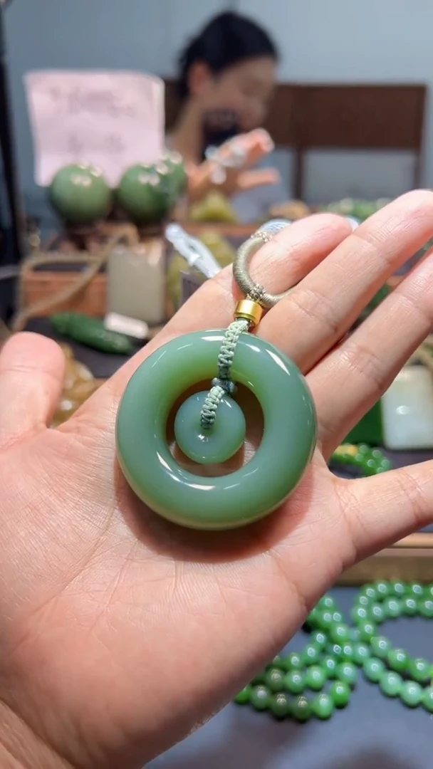 颈饰未镶嵌和田玉（碧玉）1