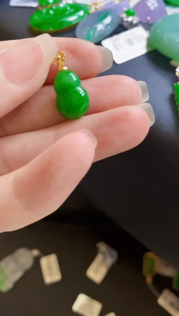 翡翠18K金镶嵌颈饰葫芦