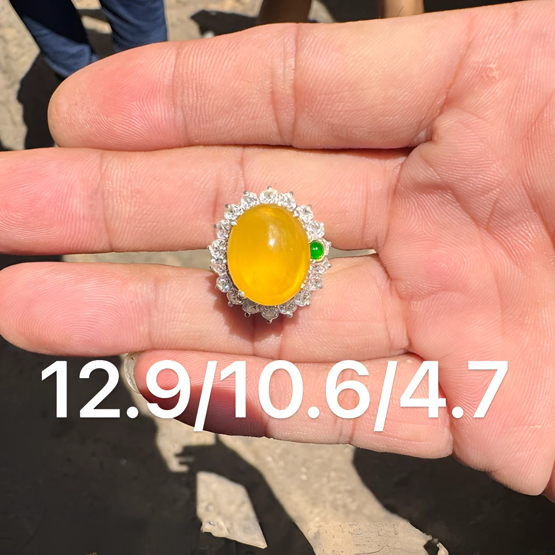 0915(小哪吒在源头)玻璃种翡翠柠檬黄戒面干净肉细杠味荧光足M400