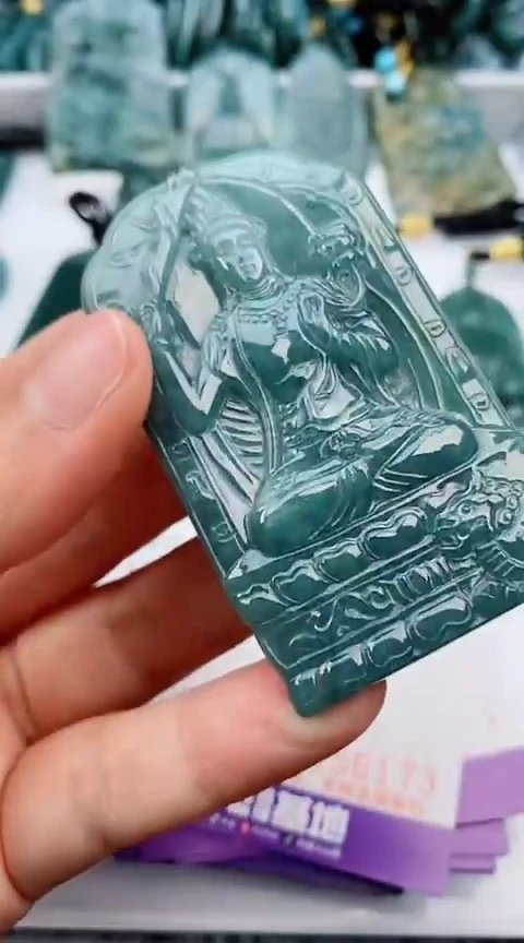翡翠未镶嵌颈饰