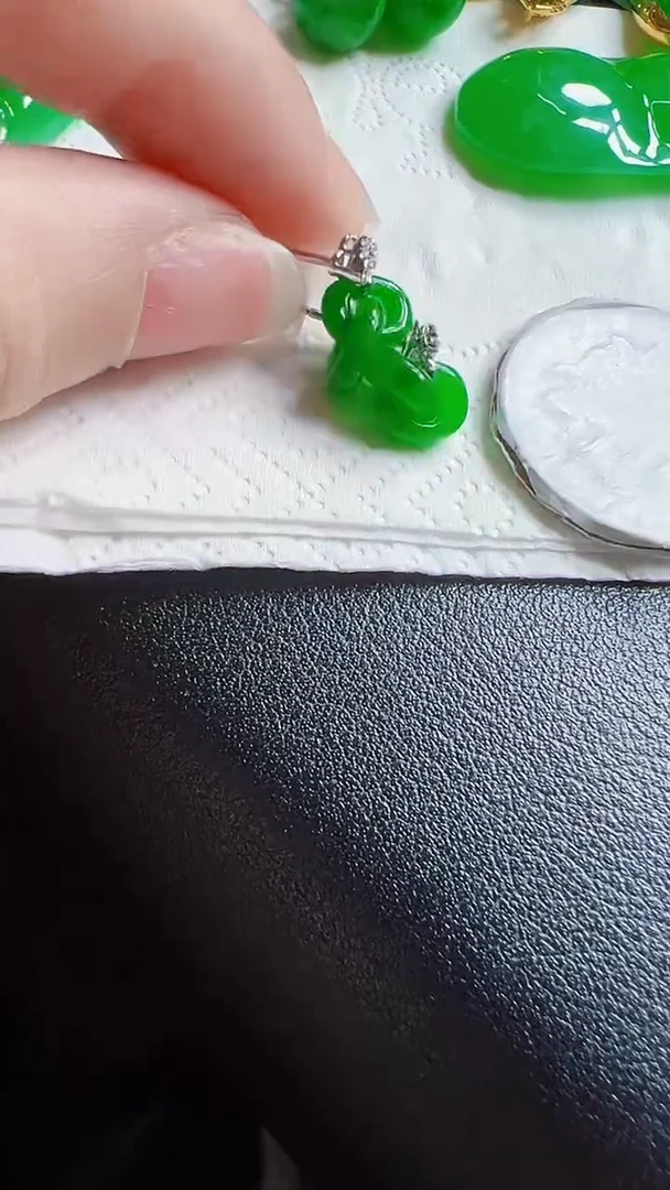 颈饰18K金镶嵌翡翠耳钉