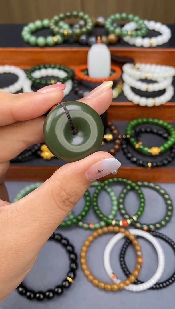 手串未镶嵌和田玉沙枣青扣子