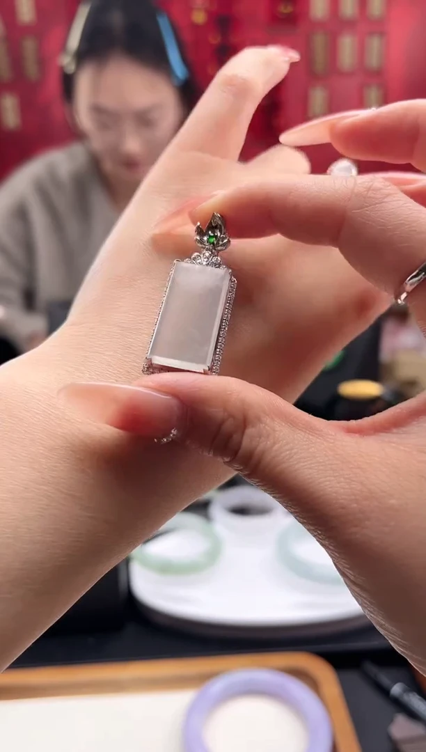 【闪购商品】翡翠颈饰18K金镶嵌吊坠