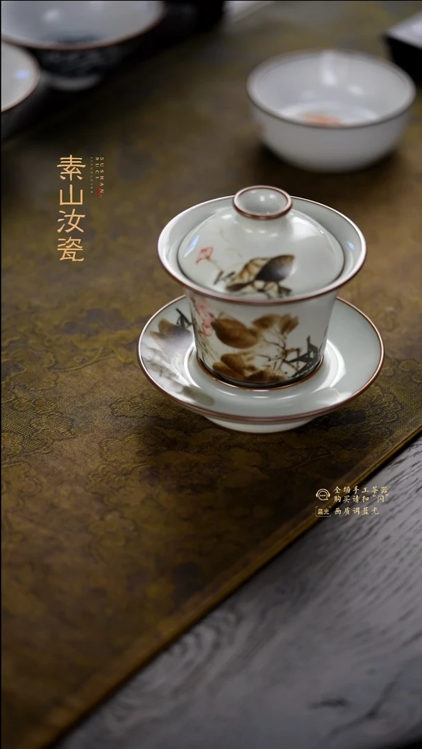 飞****?玉石青写意荷花白鹭马蹄三才盖碗