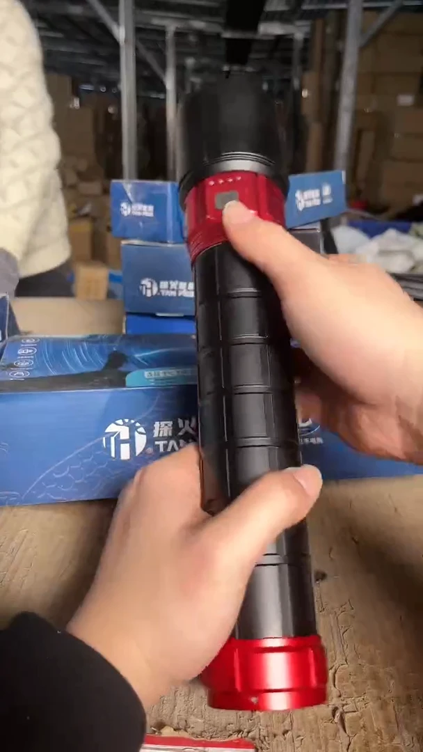 F2四色四光源强光手电筒（两组电池）