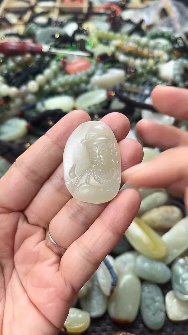 和田玉未镶嵌颈饰（多样性发一件）没有证书有瑕