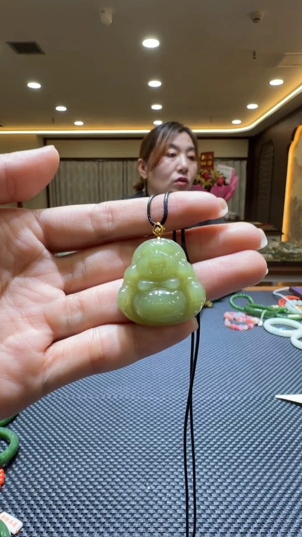 颈饰18K金镶嵌和田玉挂件