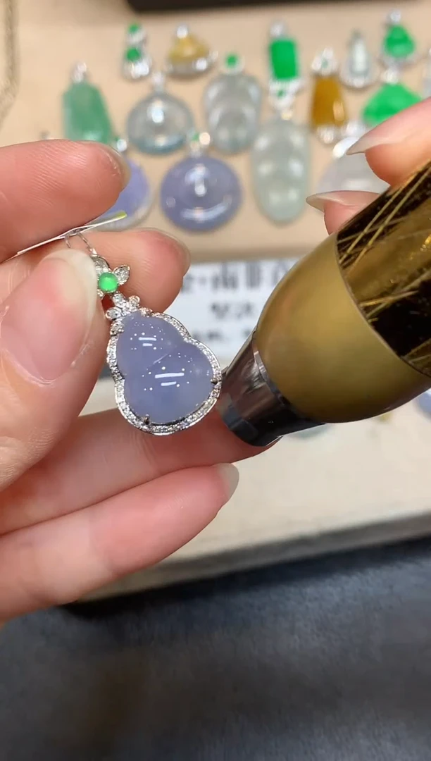 颈饰18K金镶嵌翡翠葫芦【无服务费