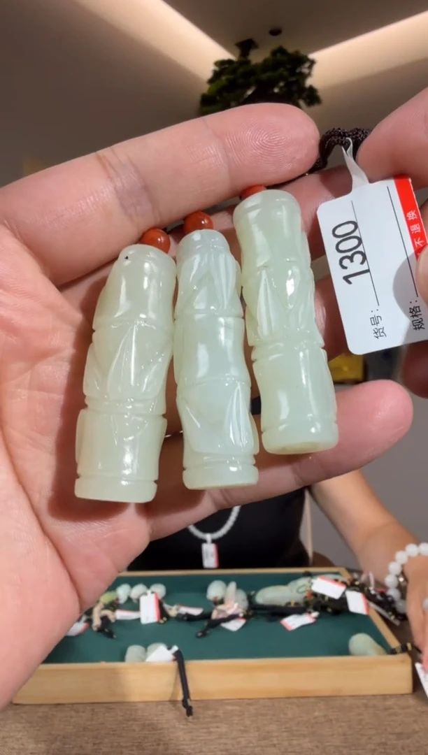 颈饰未镶嵌和田玉1多样性发货发其中一件