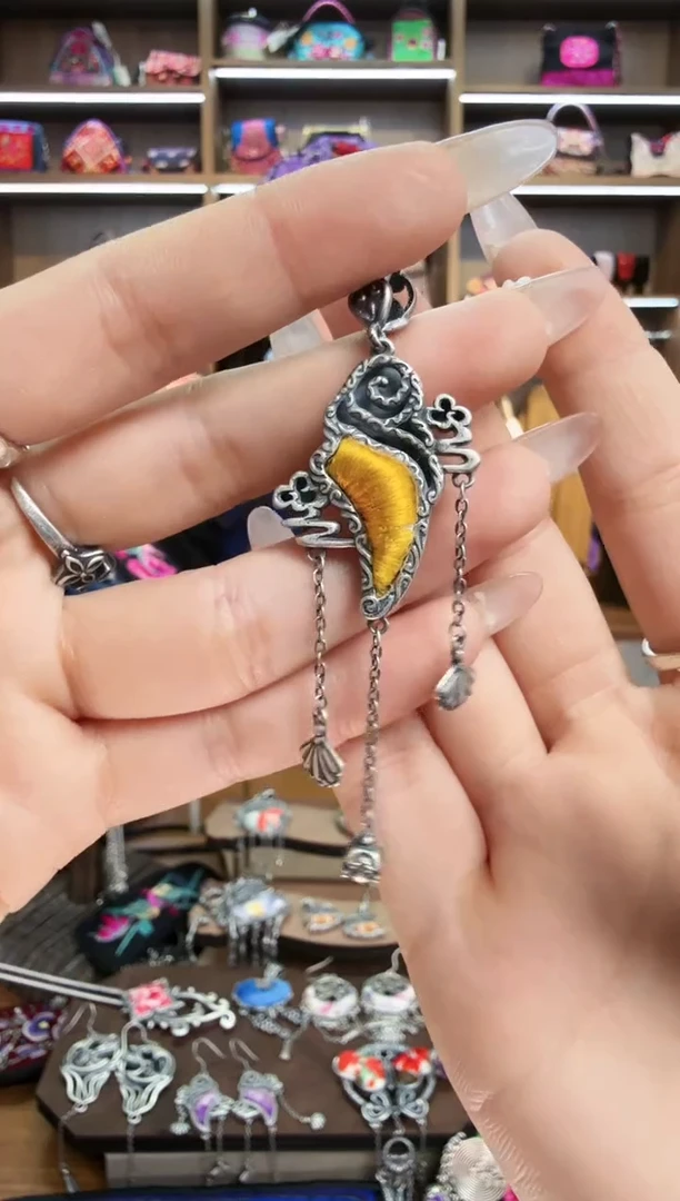 【闪购商品】织绣182蒙阿苏苗绣传承