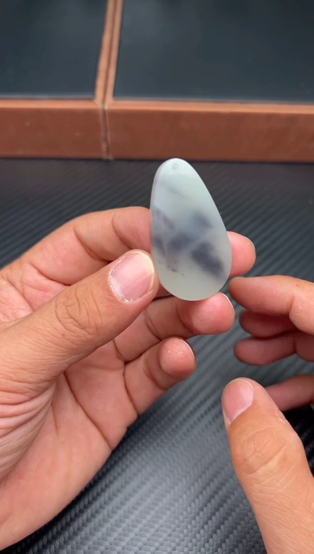 吊坠(赠链)未镶嵌和田玉且末微色差近矿吊坠