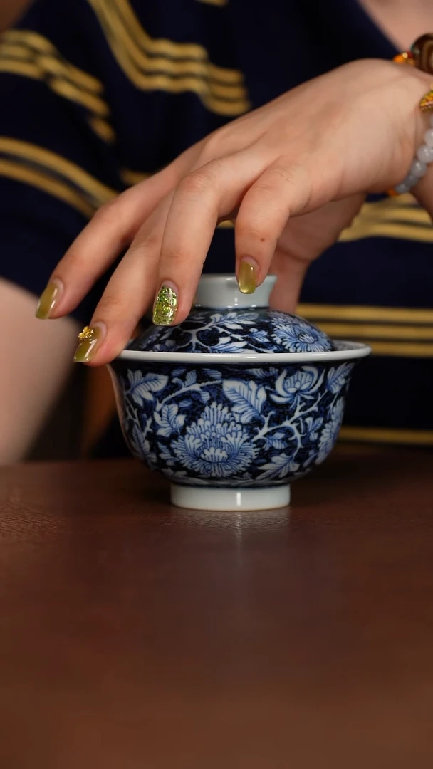 元青花牡丹纹盖碗