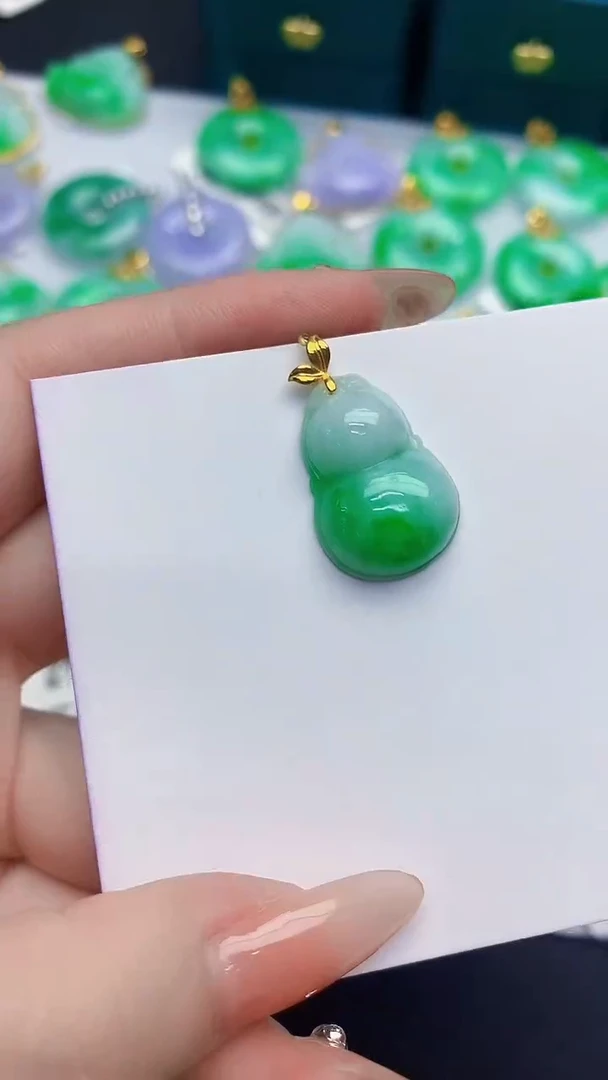 颈饰18K金镶嵌翡翠缅甸天然翡翠A货
