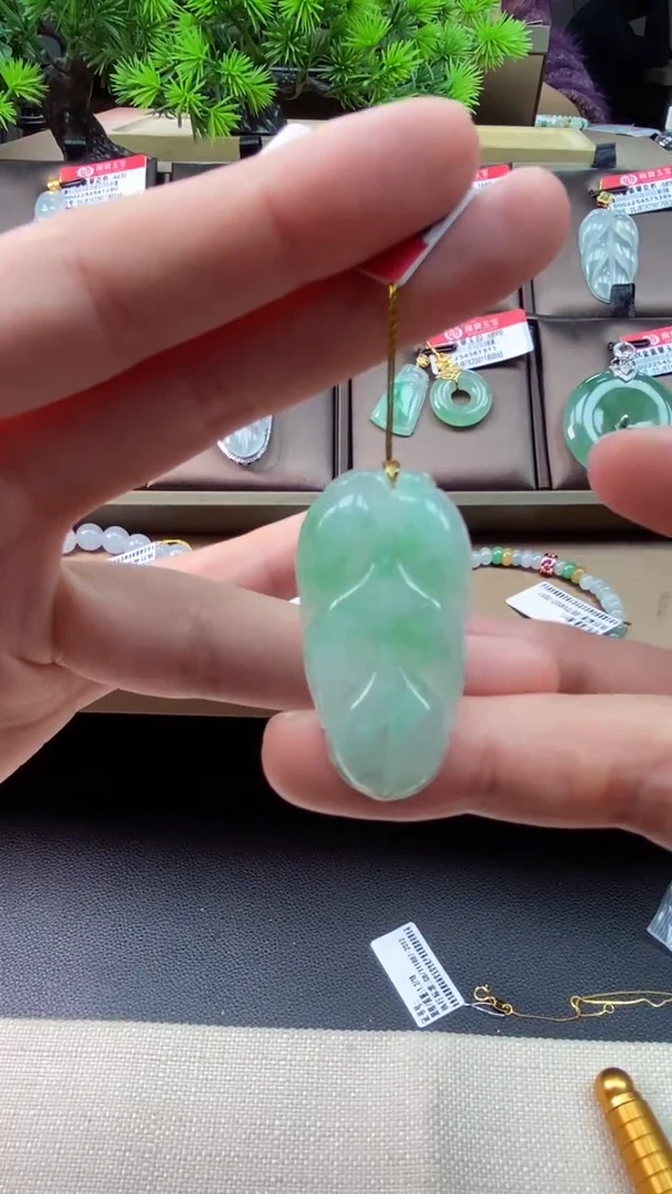 【闪购商品】翡翠颈饰未镶嵌叶子
