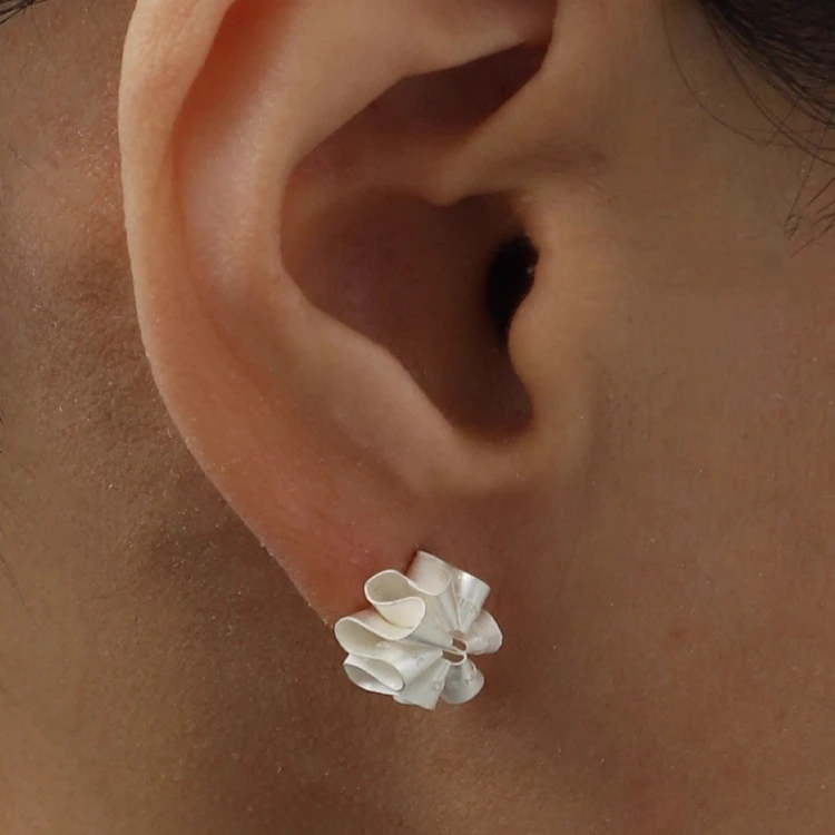 铜合金耳饰 七瓣折叠花小耳钉 折叠制作特殊高级感耳饰小众耳环款