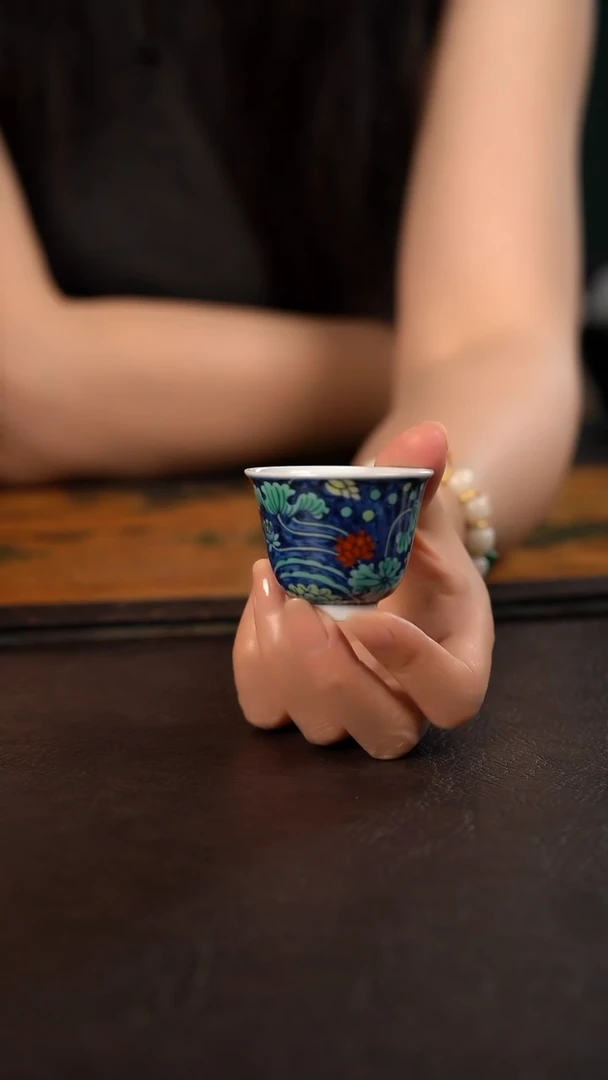 云霞珍藏斗彩蓝地鹭鹭莲升小铃铛杯