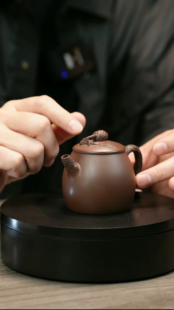 茶壶紫砂显*H2366赵信军底槽青堆绘松果