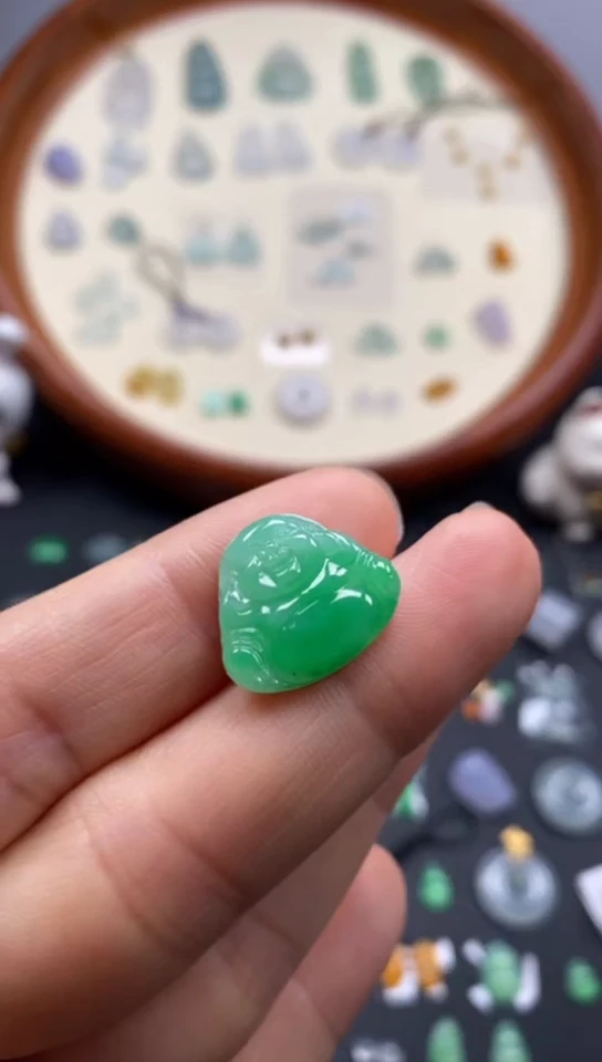 翡翠未镶嵌颈饰果緑佛公/芬