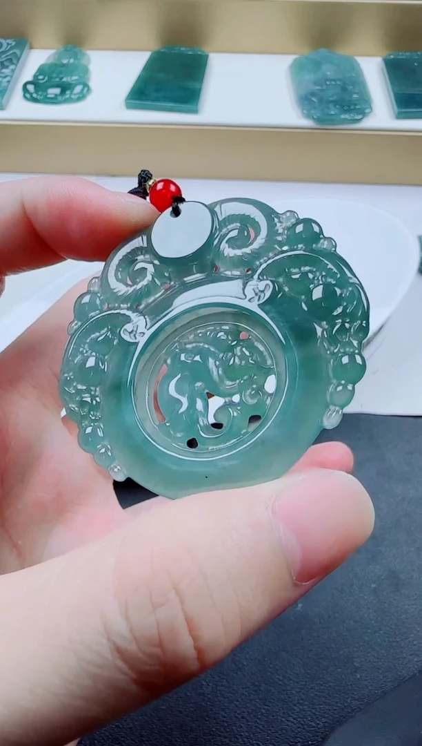 翡翠未镶嵌颈饰杨*均三羊多样性发其一