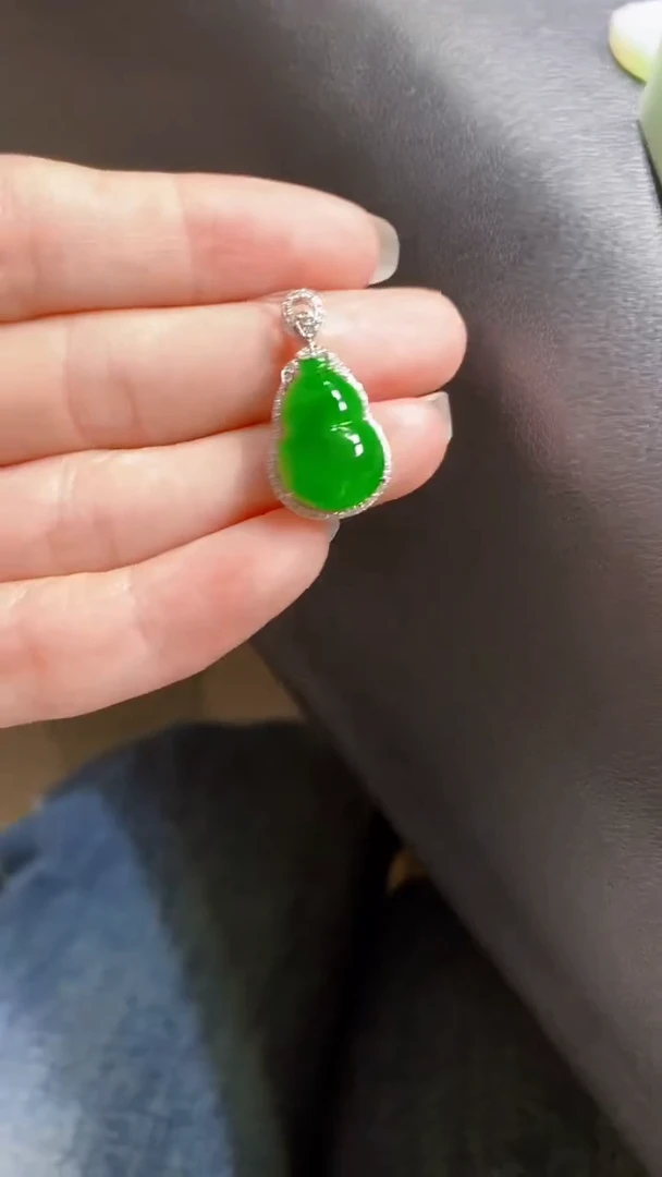 颈饰18K金镶嵌翡翠葫芦