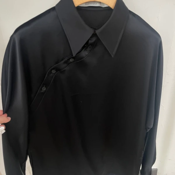 【米儿精选】ZHUCHONGYUN2024新款黑色斜门襟衬衫