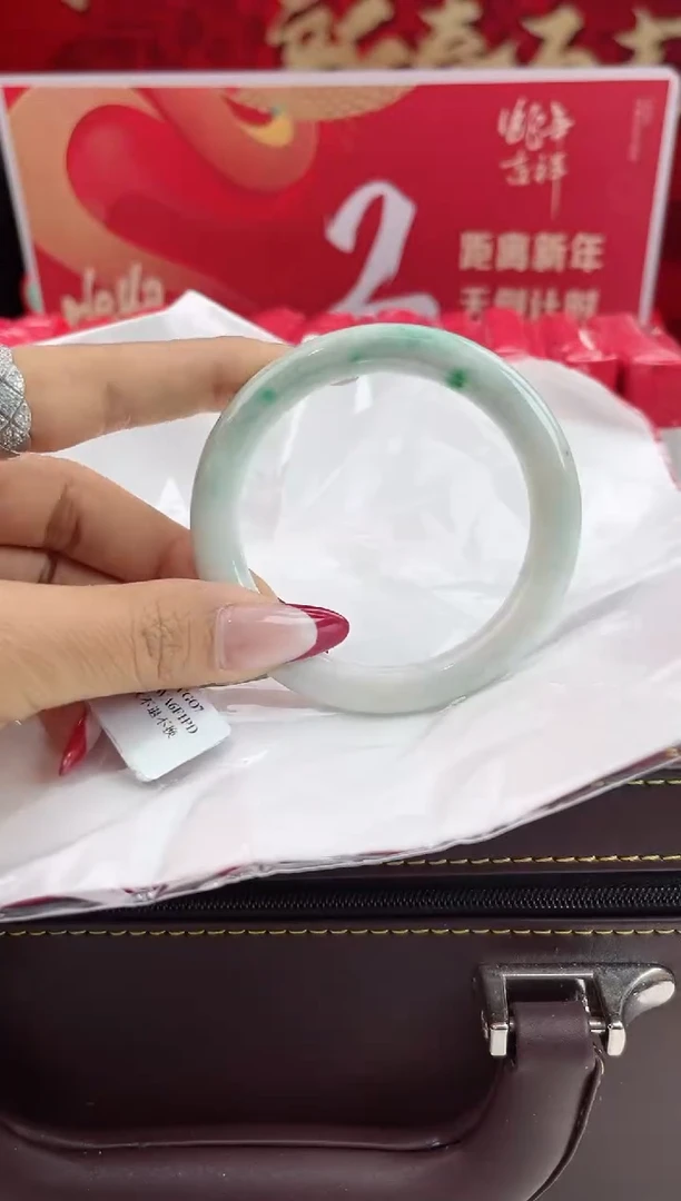 【闪购商品】翡翠手镯未镶嵌8翡翠手镯（微瑕）