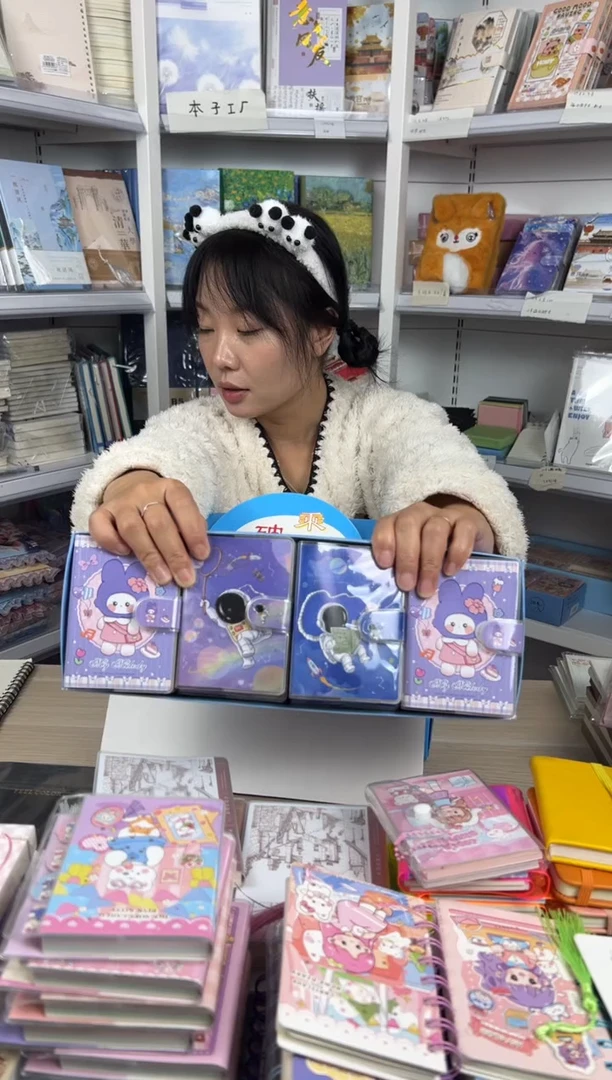 优萃100K搭扣胶套本70张【封面随机】15元20本/盒