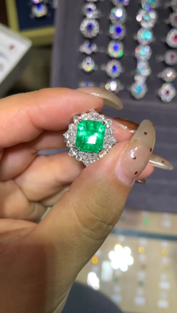 18K金镶嵌戒指祖母绿4.07ct