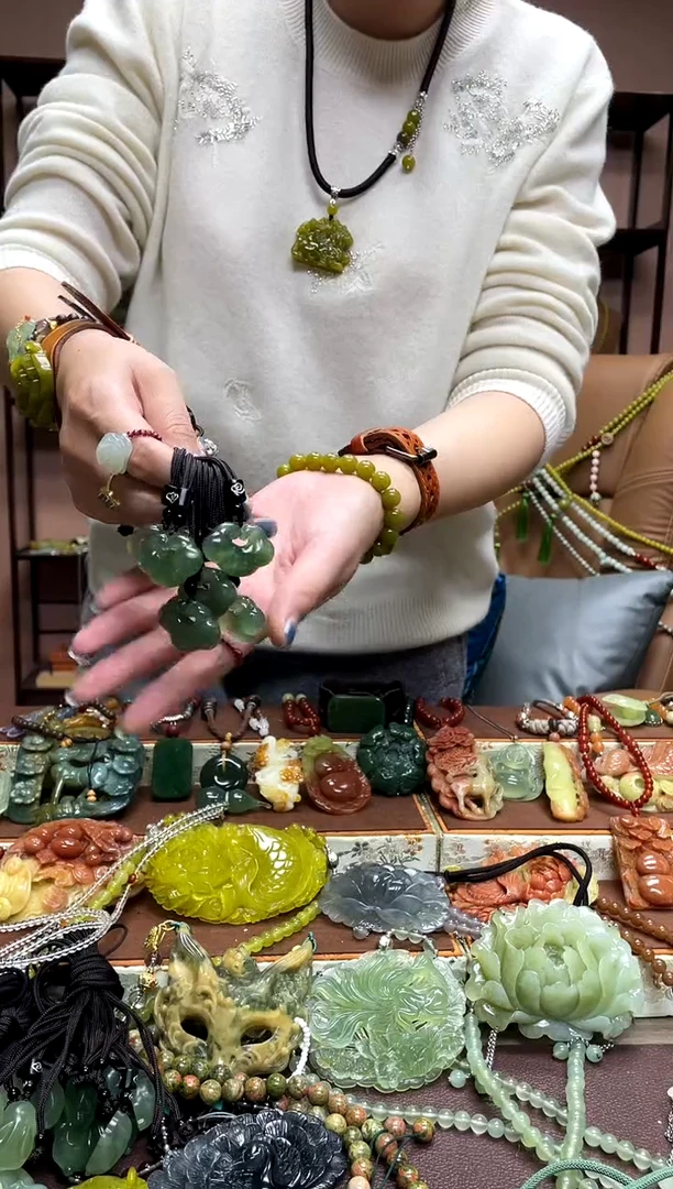 未镶嵌岫玉吊坠多样性发货发其中之一