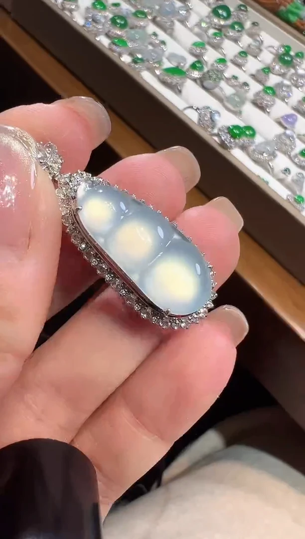 【闪购商品】翡翠吊坠(不含链)18K金镶嵌豆子