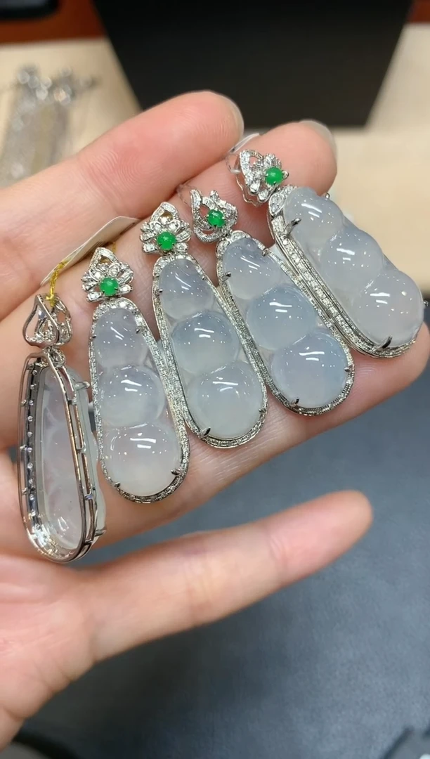 【闪购商品】翡翠吊坠(不含链)18K金镶嵌福豆【无服务费多样性发其一