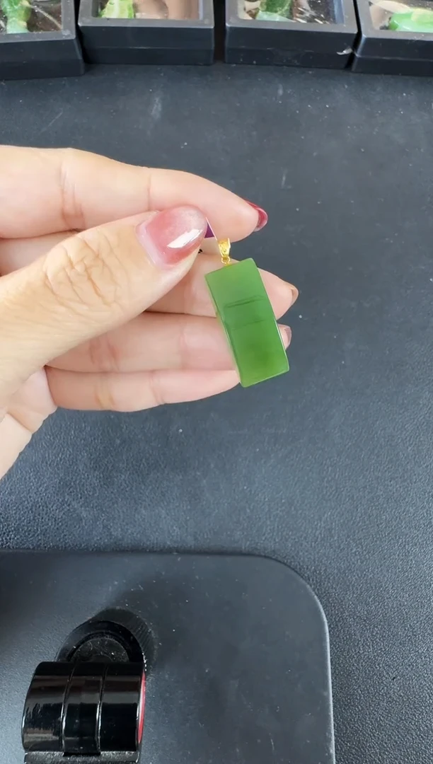 颈饰18K金镶嵌和田玉（碧玉）马鞍牌