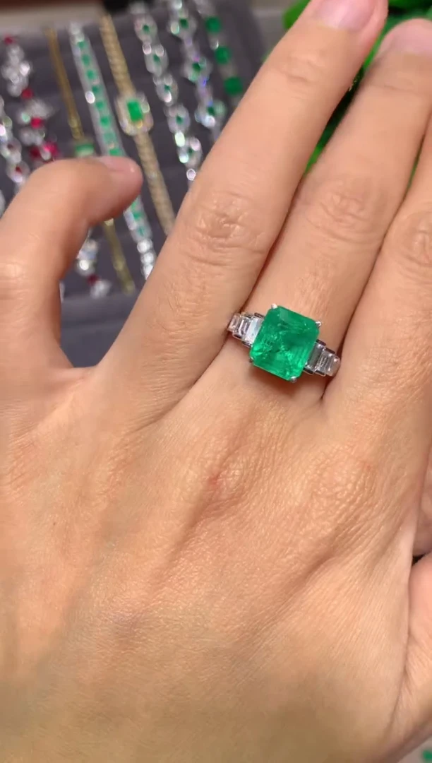18K金镶嵌戒指祖母绿3.36CT