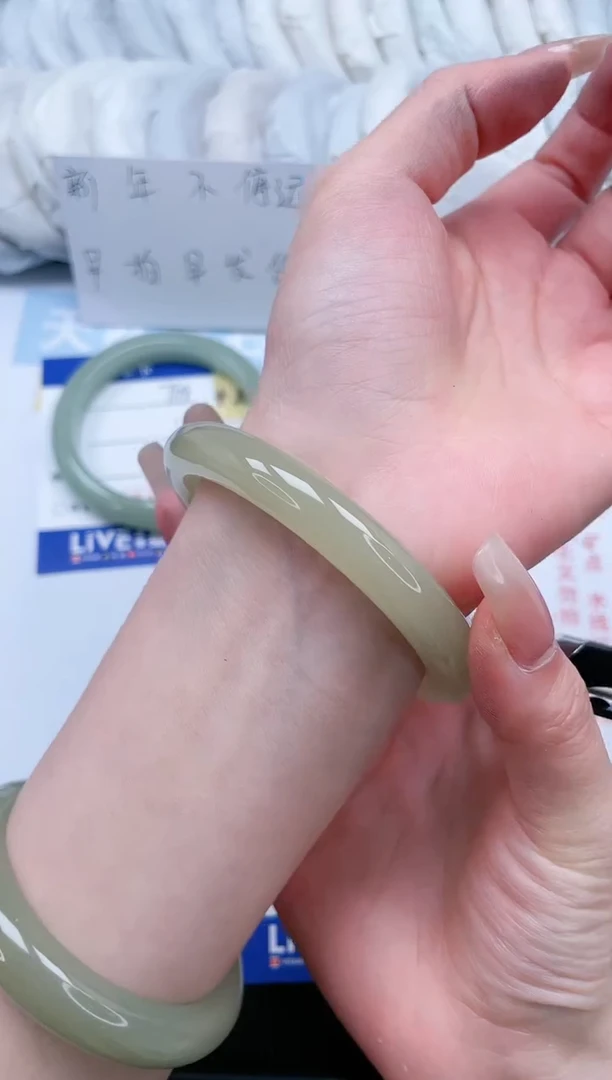 【闪购商品】石英质玉手镯未镶嵌T119-56