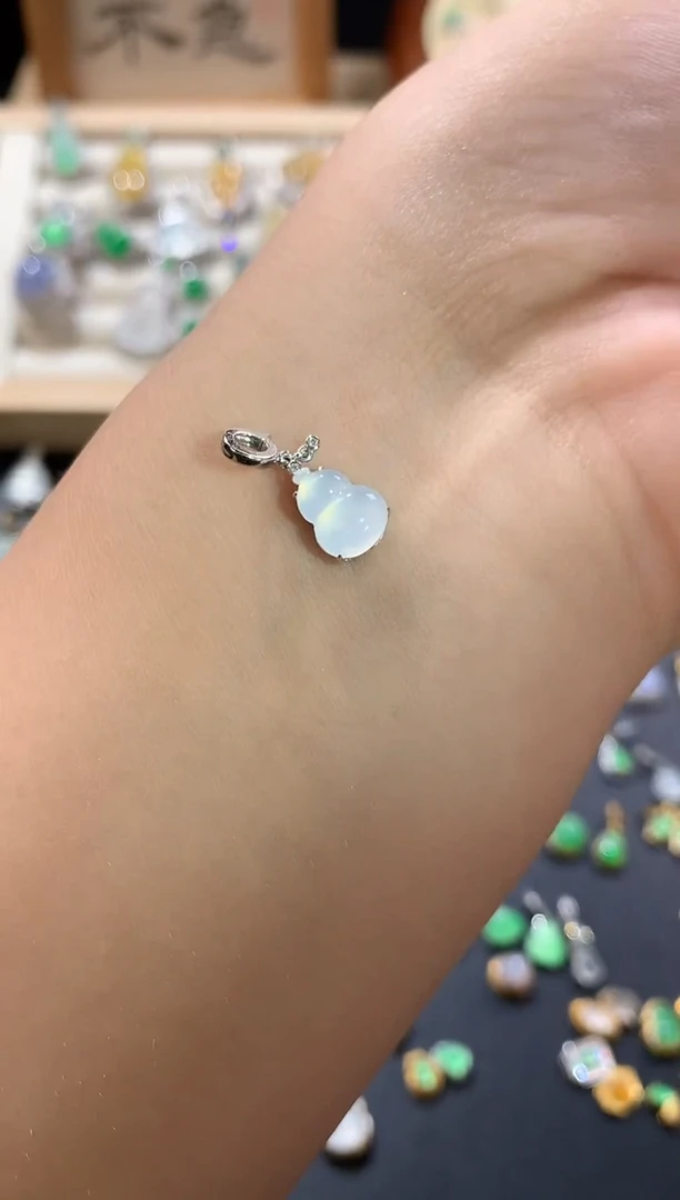 颈饰18K金镶嵌翡翠葫芦