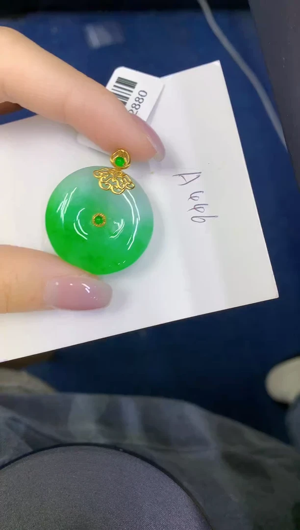 颈饰18K金镶嵌翡翠缅甸天然翡翠A货