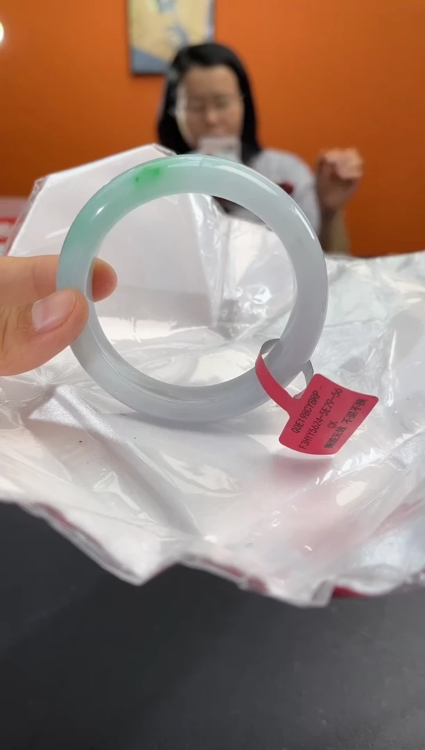 翡翠手镯未镶嵌皇**驴翡翠手镯