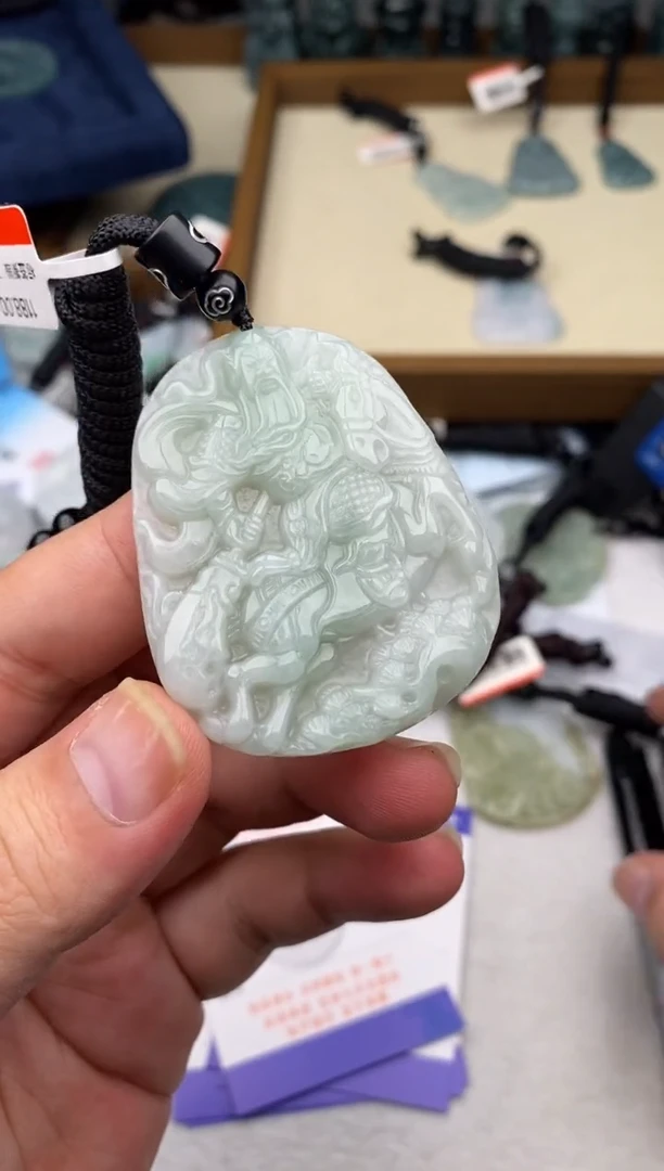 翡翠未镶嵌颈饰多样性发其一