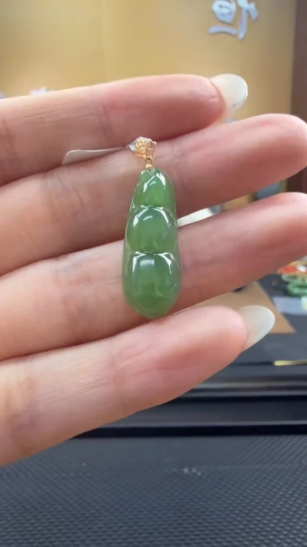 颈饰18K金镶嵌和田玉挂件