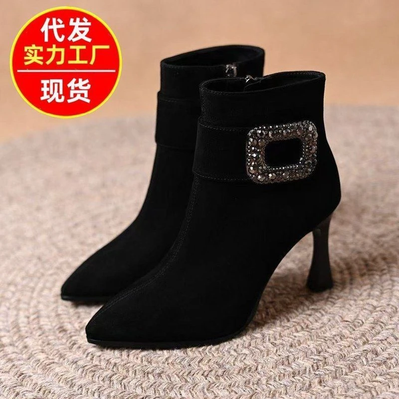 韩版方扣绒面尖头水钻短靴女2025年秋冬新款气质侧拉链细跟时装